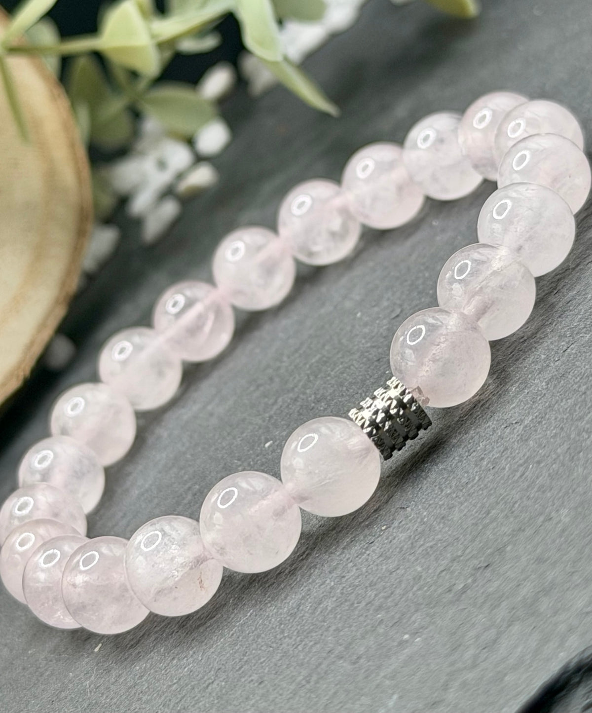 Bracelet Zéphyr en perles rondes de quartz rose pâle translucide, avec une perle texturée en acier inoxydable argenté.