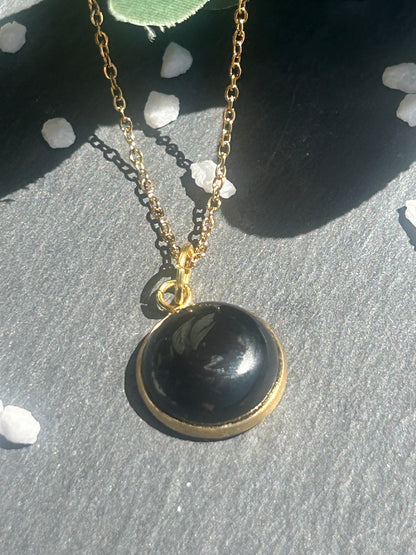Collier Séléna en acier inoxydable doré, avec pendentif rond de 14 mm en agate noire naturelle.