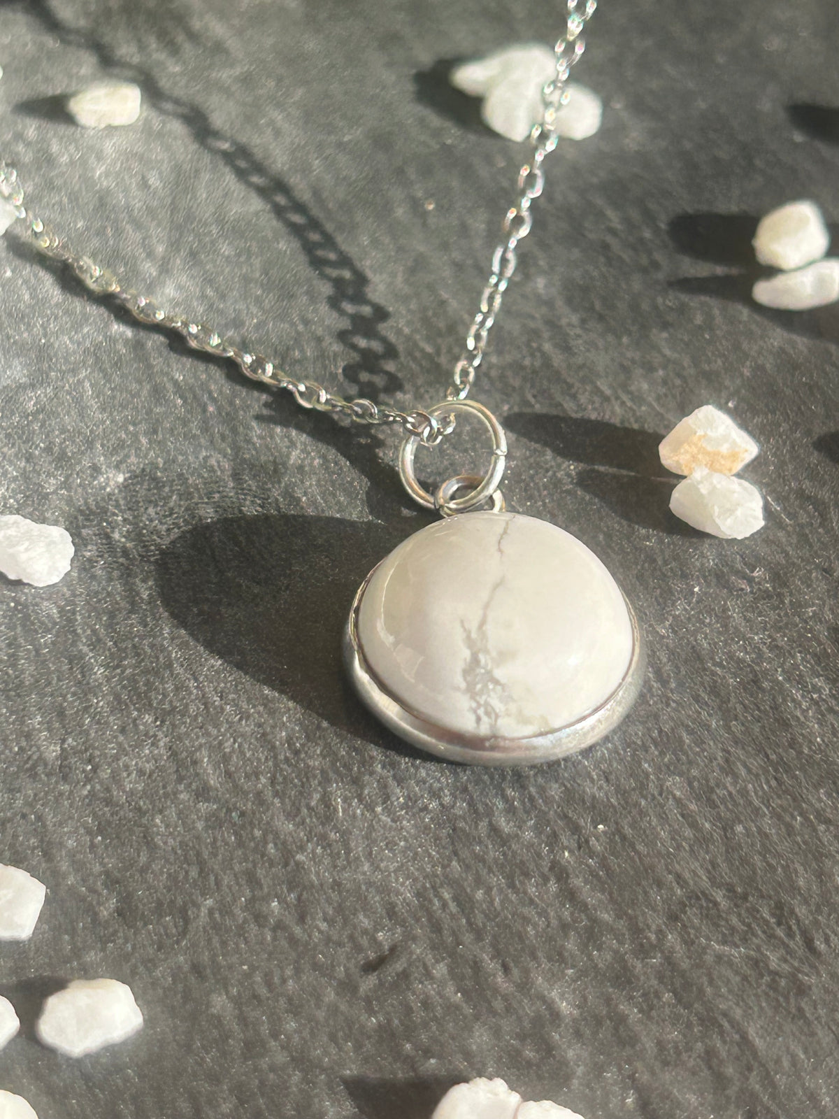 Collier Séléna en acier inoxydable argenté, avec pendentif rond de 14 mm en howlite blanche veinée.