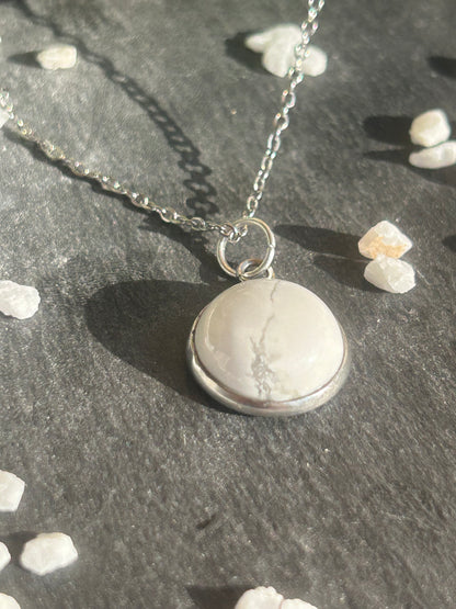 Collier Séléna en acier inoxydable argenté, avec pendentif rond de 14 mm en howlite blanche veinée.