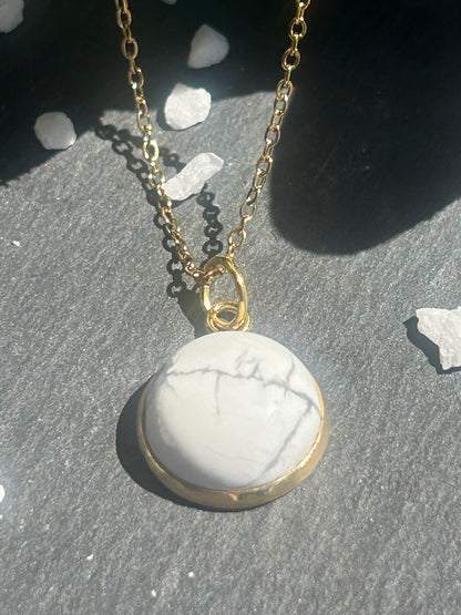 Collier Séléna en acier inoxydable doré, avec pendentif rond de 14 mm en howlite blanche veinée.