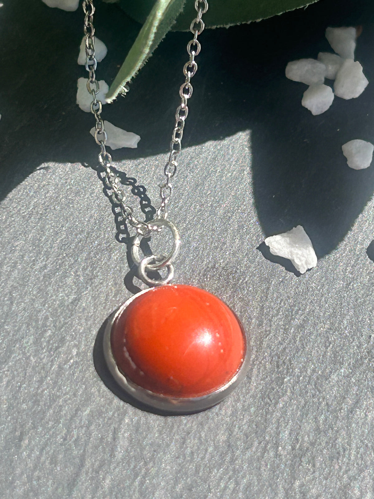 Collier Séléna en acier inoxydable argenté, avec pendentif rond de 14 mm en jaspe rouge naturel.