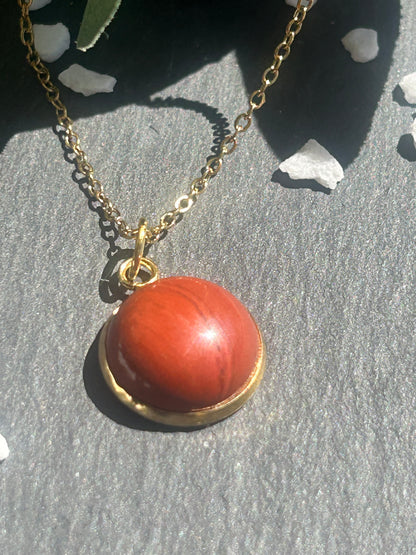 Collier Séléna en acier inoxydable doré, avec pendentif rond de 14 mm en jaspe rouge naturel.