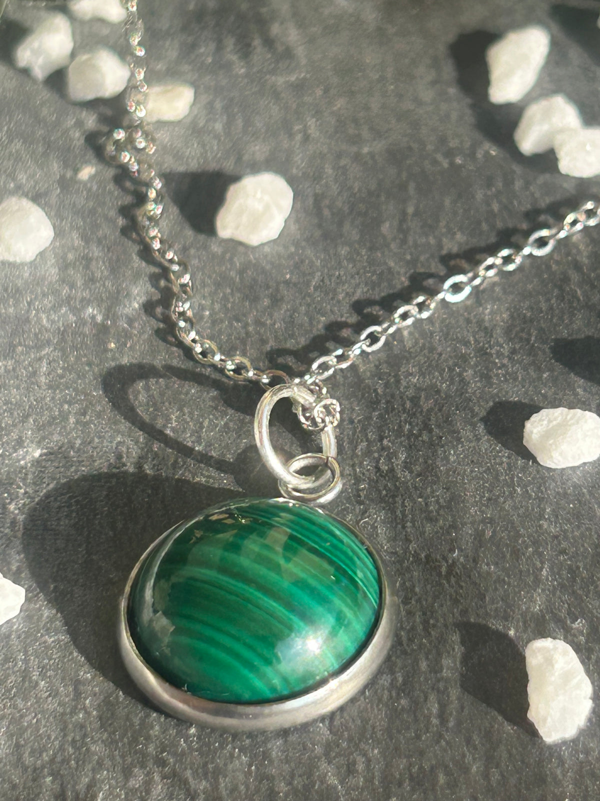 Collier Séléna en acier inoxydable argenté, avec pendentif rond de 14 mm en malachite verte aux motifs naturels.