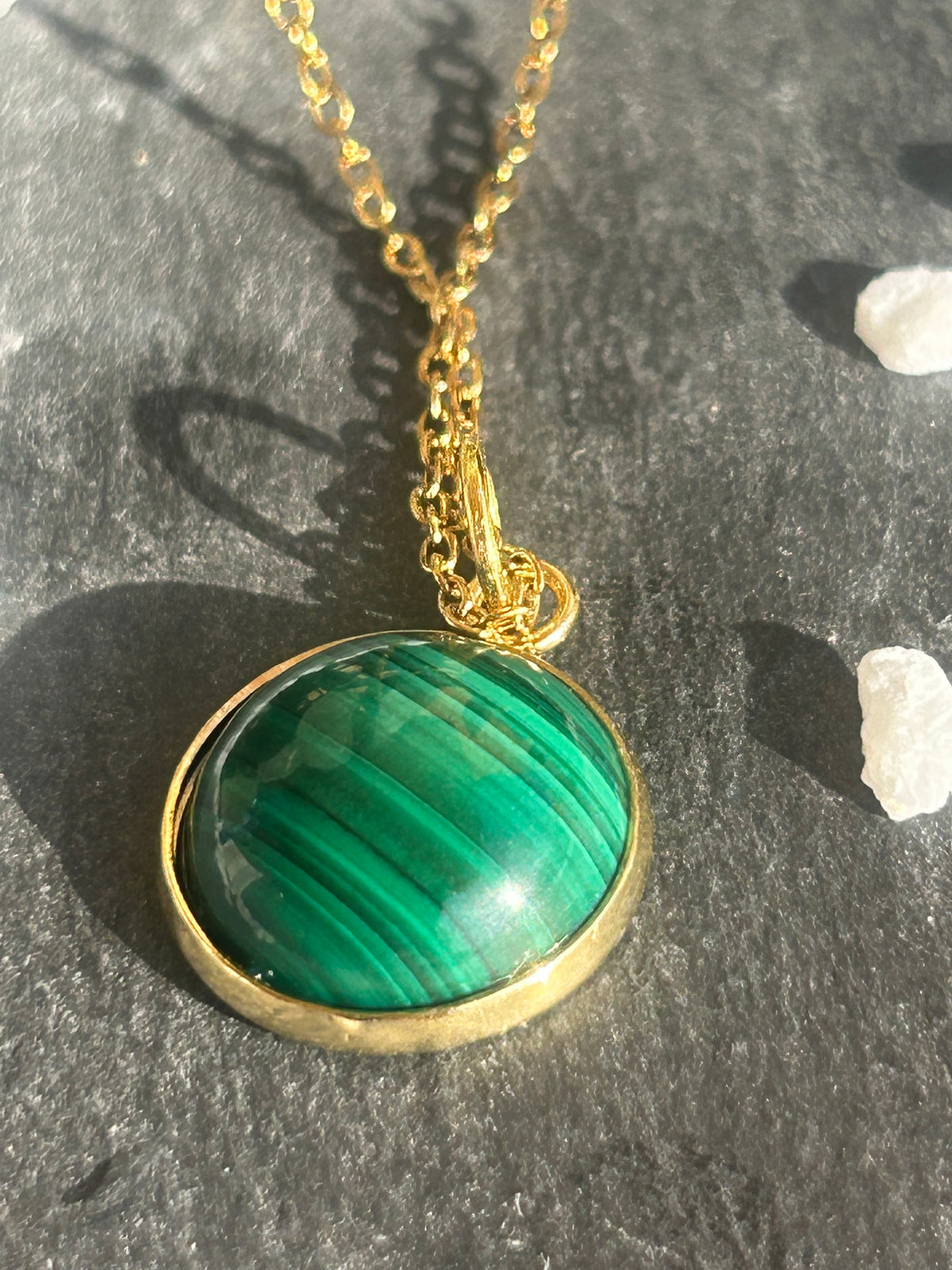 Collier Séléna en acier inoxydable doré, avec pendentif rond de 14 mm en malachite verte aux motifs naturels.