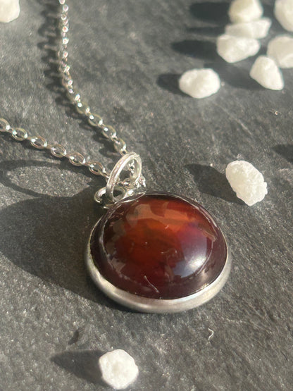 Collier Séléna en acier inoxydable argenté, avec pendentif rond de 14 mm en œil de taureau rouge brun.