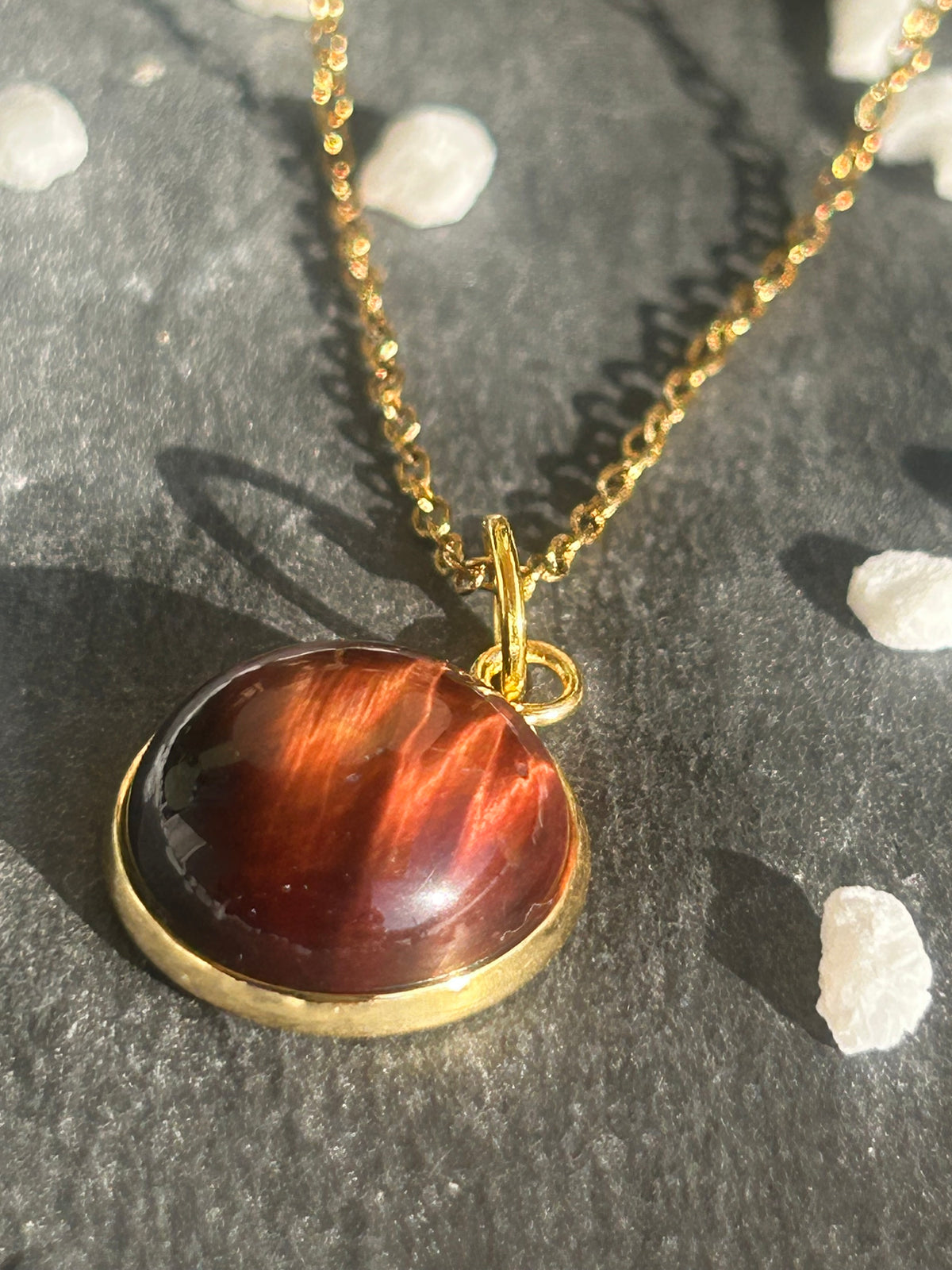 Collier Séléna en acier inoxydable doré, avec pendentif rond de 14 mm en œil de taureau rouge brun.