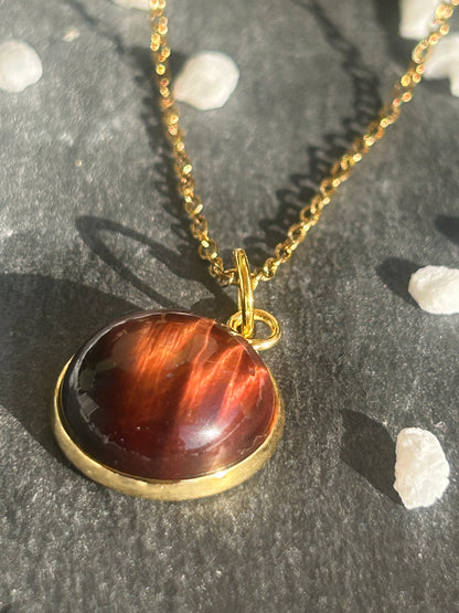 Collier Séléna en acier inoxydable doré, avec pendentif rond de 14 mm en œil de taureau rouge brun.