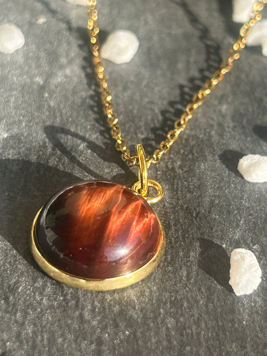 Collier Séléna en acier inoxydable doré, avec pendentif rond de 14 mm en œil de taureau rouge brun.