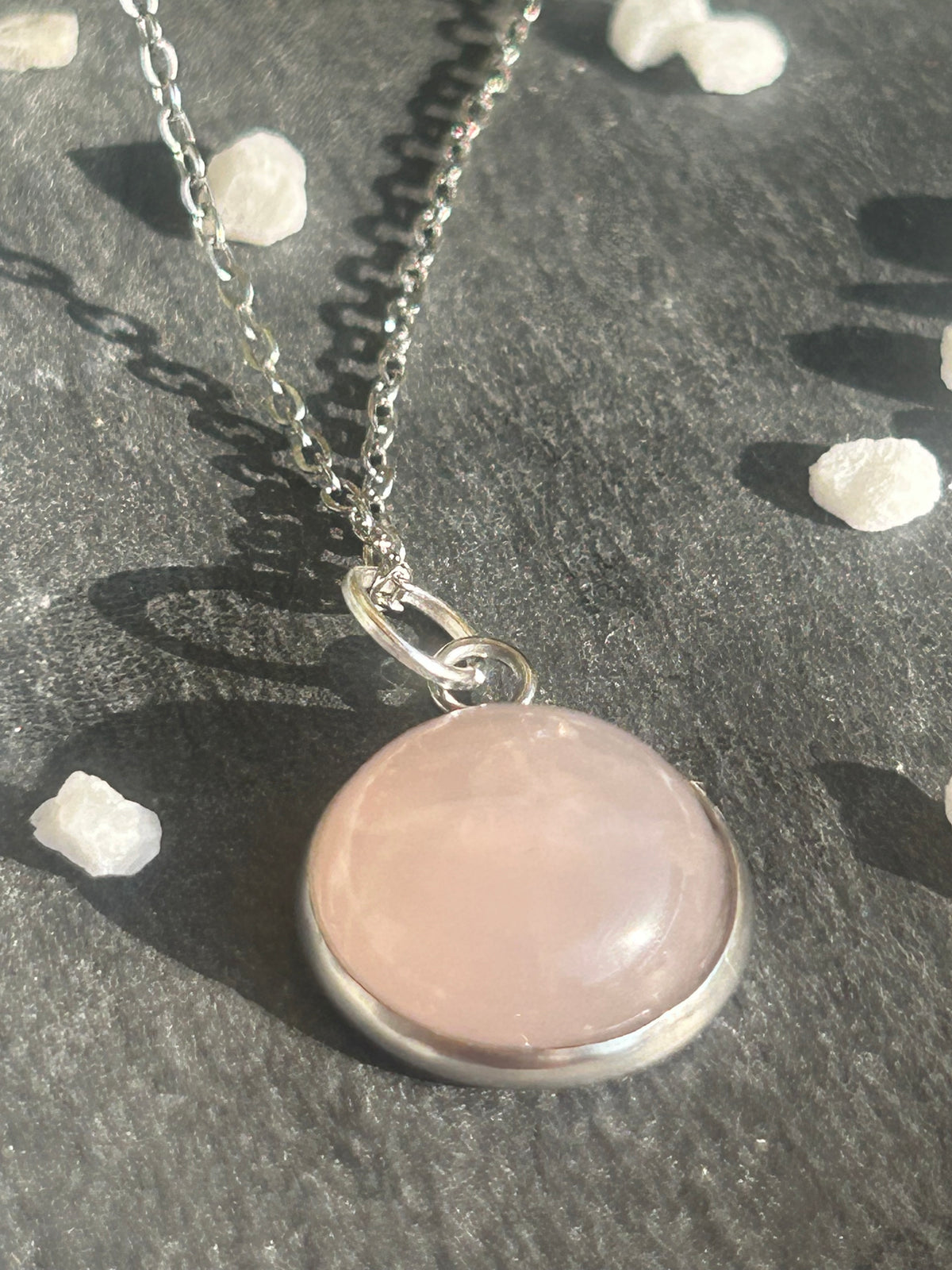 Collier Séléna en acier inoxydable argenté, avec pendentif rond de 14 mm en quartz rose naturel.